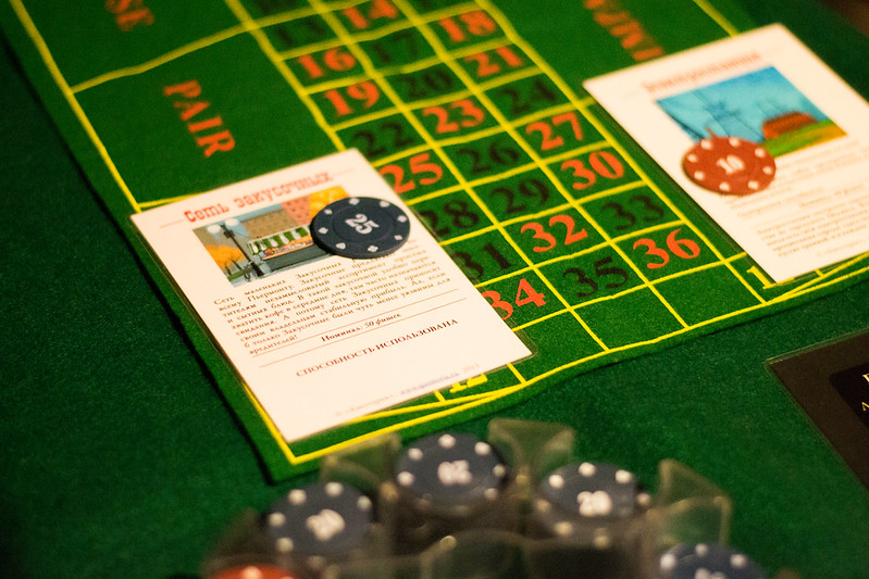 Ведущий развлекает гостей на корпоративе в Рязани