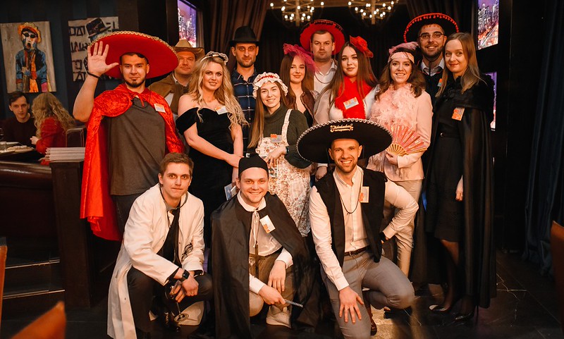 Корпоратив на Новый год в Рязани — празднично украшенный банкетный зал