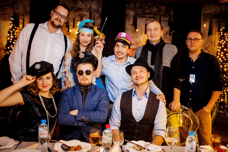 Команда компании празднует Новый год в ресторане Рязани