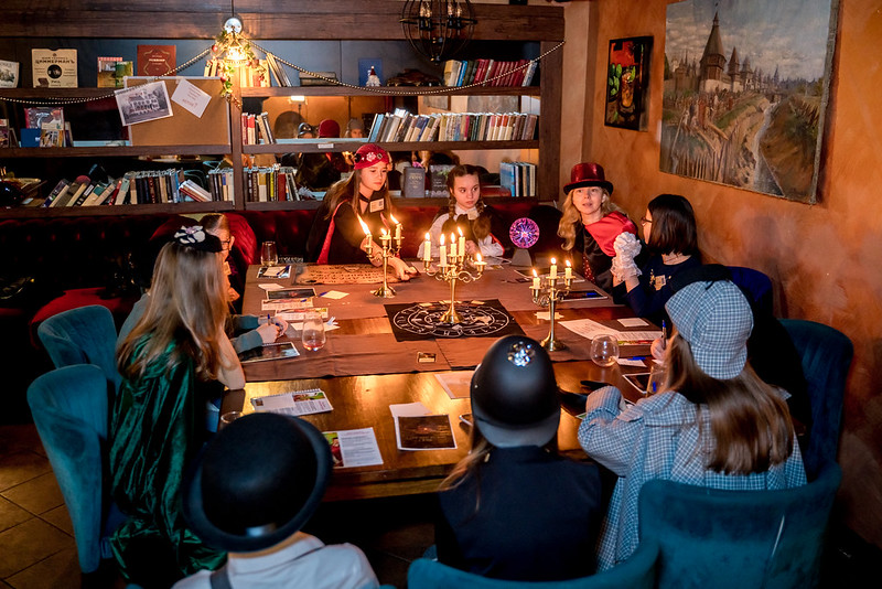 Дети разгадывают загадки в семейном квесте Хэллоуина в Ryazan