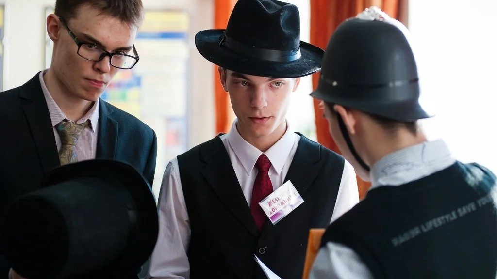 Квест на&nbsp;23&nbsp;февраля в&nbsp;школе &laquo;Ставки сделаны &raquo;: Джентльмены убеждают полицейского в&nbsp;своей порядочности. 